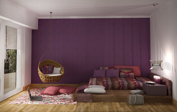 lit ado fille, plafond blanc avec mur violet, revêtement de sol en bois, chaise suspendue avec coussins décoratifs