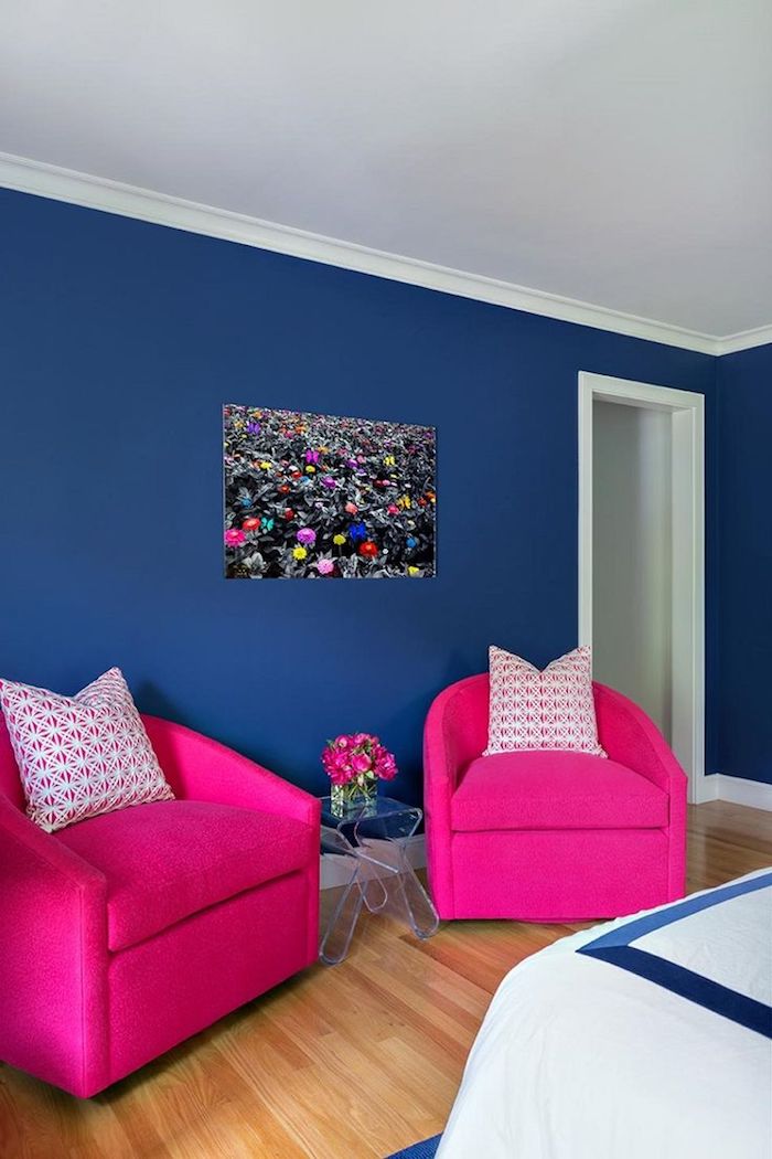 chambre ado fille, plafond blanc et murs bleu foncé, peinture multicolore, fauteuil en velours rose flashy