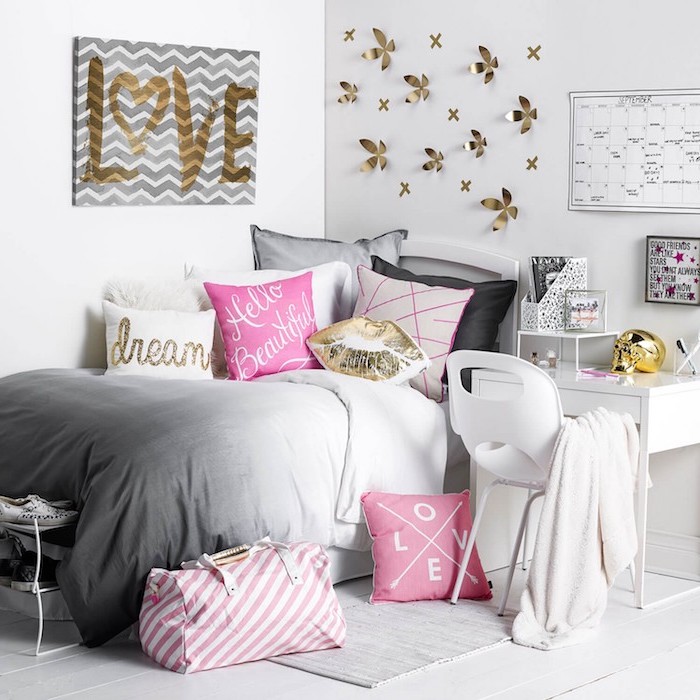idee deco chambre fille, peinture gris et blanc avec lettres amour en or, coussins décoratifs en blanc et noir