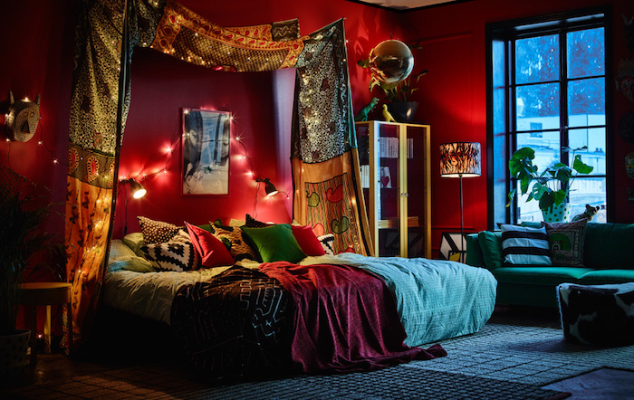 aménagement chambre fille hippie, pièce aux murs rouge et plafond en bois, décoration de lit avec coussins