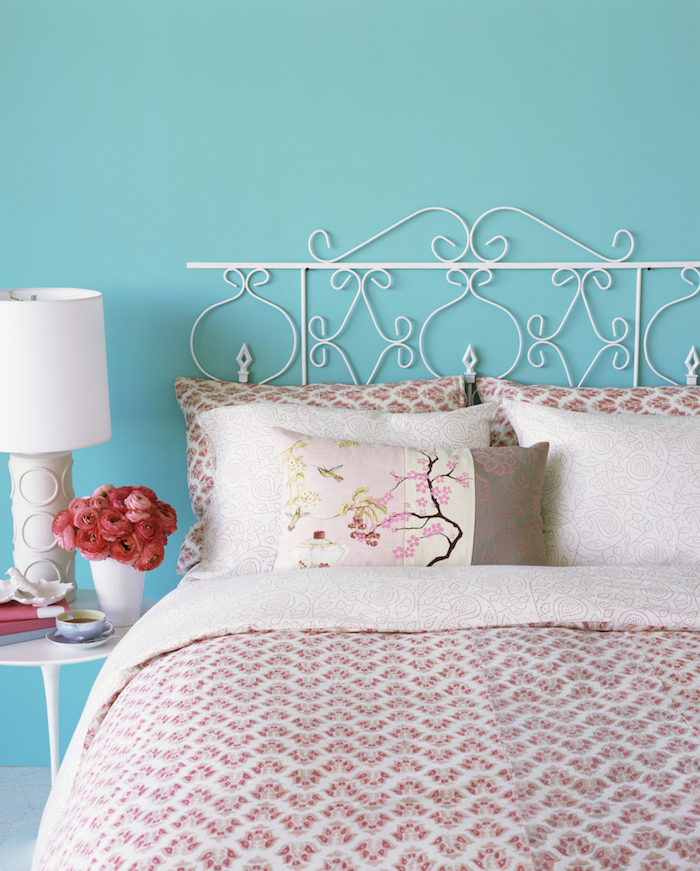 couleur chambre adulte style campagne bord de mer, peinture murale bleue, linge de lit rose et blanc, table de nuit blanche, lit metallique