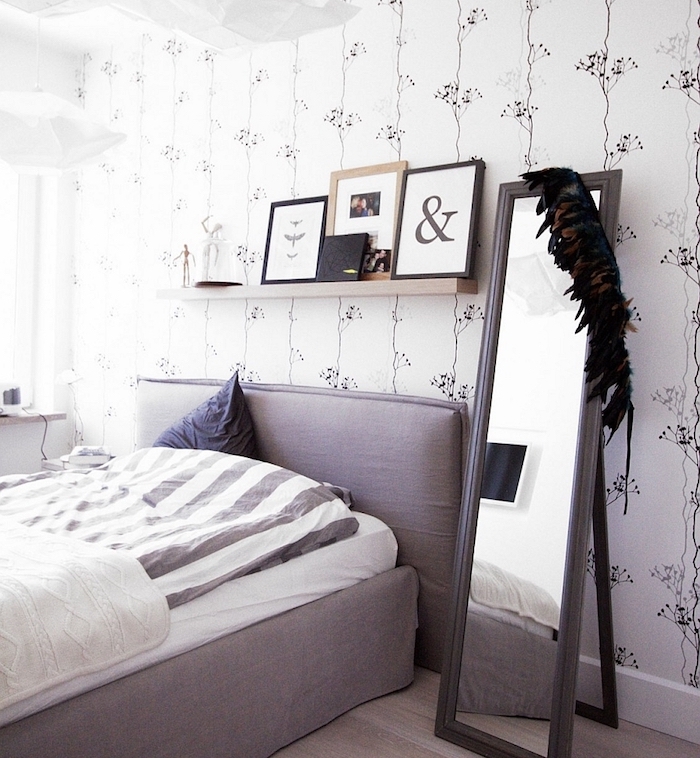 papier peint chambre adulte, motifs floraux élégantes sur un ond blanc, lit gris, linge de lit gris et blanc, miroir rectangulaire, cadres décoratifs