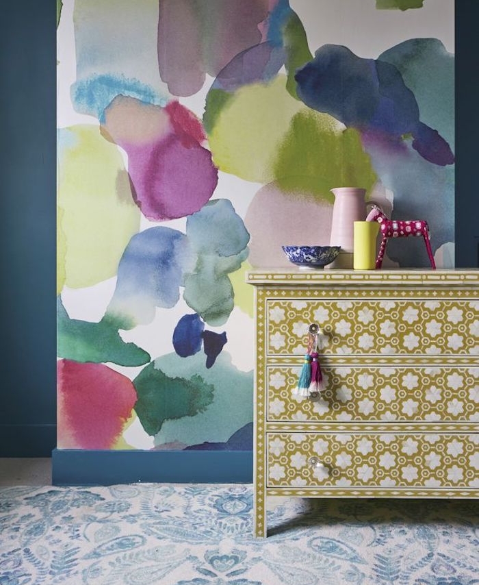 deco chambre adulte avec revetement mural taches aquarelle, imprimé abstrait, commode jaune à fleurs blanches