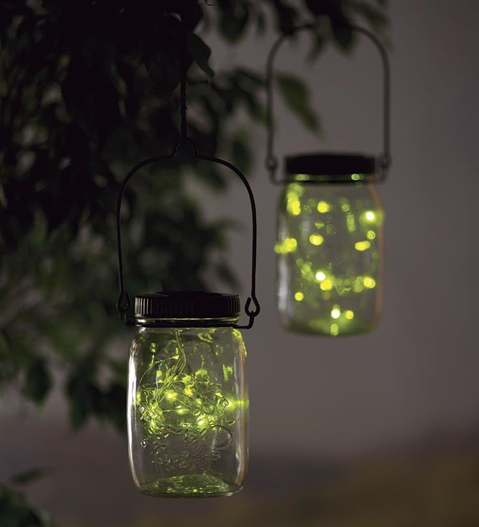 des bocaux le parfait transformés en lanternes de charme d'extérieur pour une déco fantaisiste dans le jardin