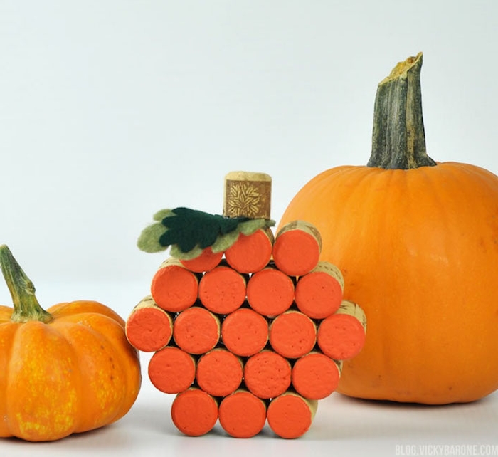 décoration halloween a fabriquer à partir de bouchons de liege, repeints en orange, feuilles en feutrine verte, citrouilles tailles diverses