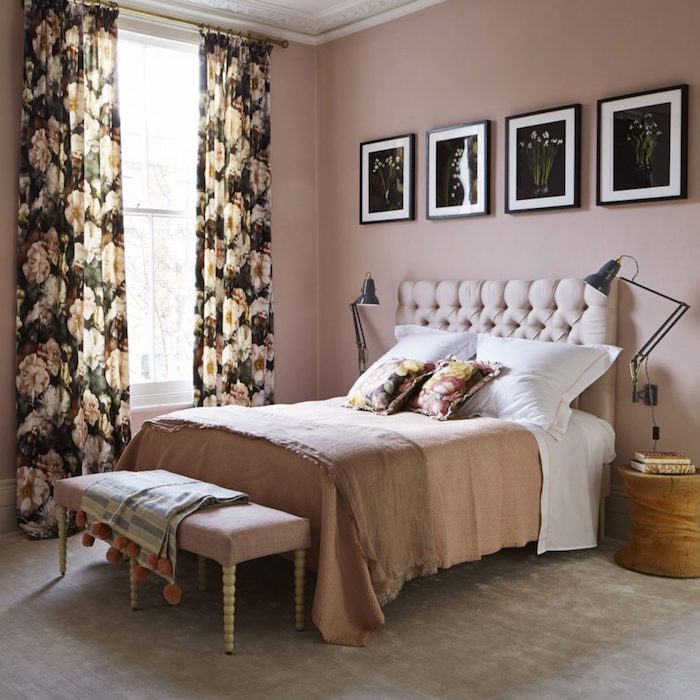 idée comment décorer sa chambre, mur couleur rose, tapis gris, rideaux fleuris, table de nuit bois, motifs floraux sur les coussins