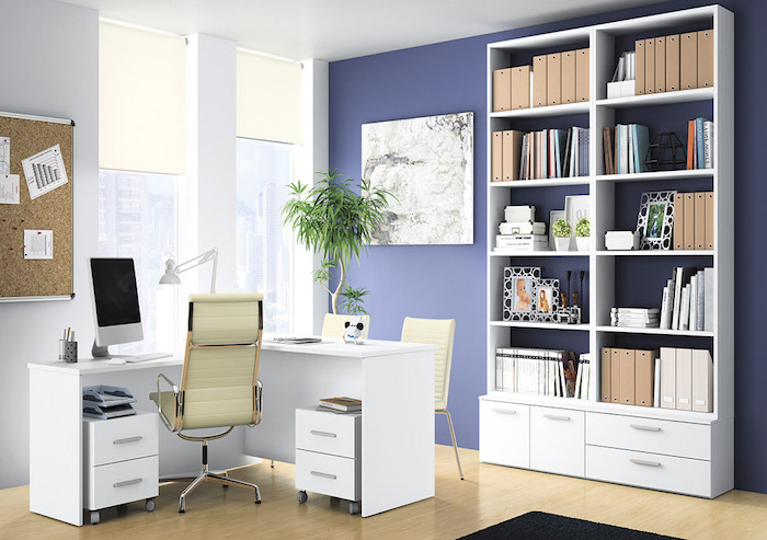 materiel de bureau, espace de travail aux murs blancs et bleus avec sol en bois, classeurs papiers en rose pastel