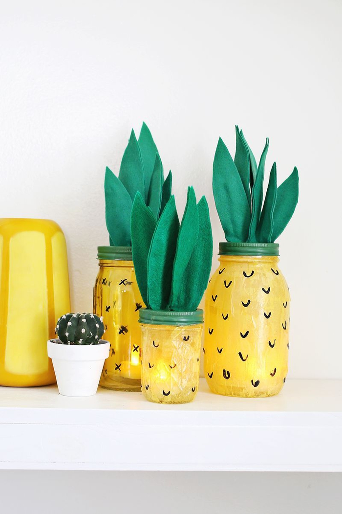 donnez un coup de fraîcheur à la déco avec une lampe a poser ananas fabriquée à partir d'un bocal peint et des feuilles de feutrine