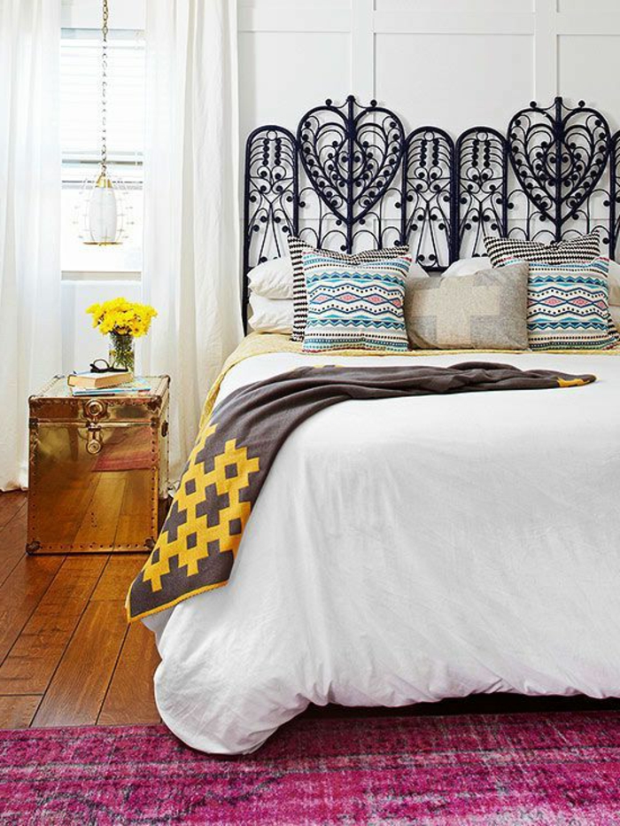 idee deco chambre tete de lit en fer forgé noir et arabesques décoratives en forme de grands coeurs 