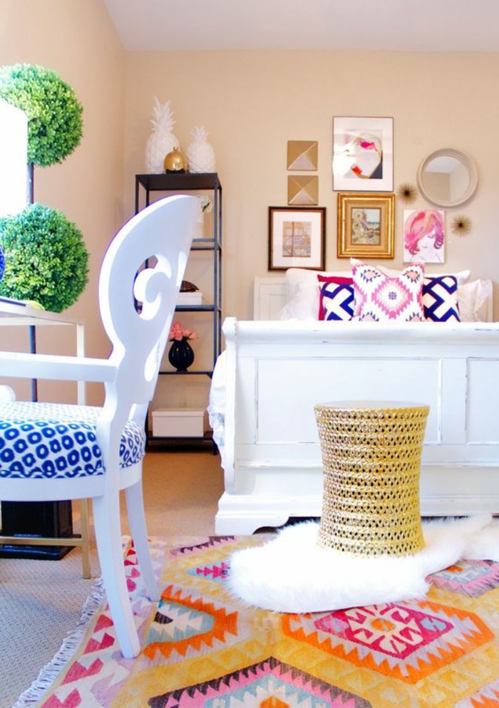 deco chambre adulte en couleurs vibrantes avec des murs en couleur peche et des meubles en blanc