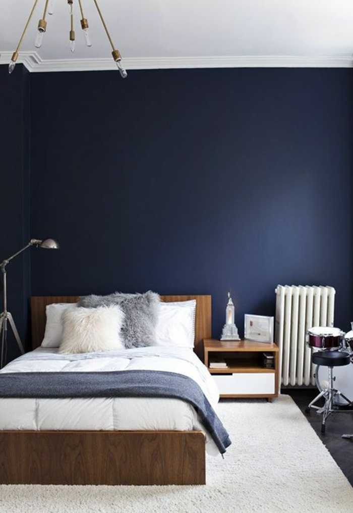 decoration chambre adulte avec peinture chambre adulte en bleu foncé avec luminaire style industriel en métal avec des grandes ampoules 