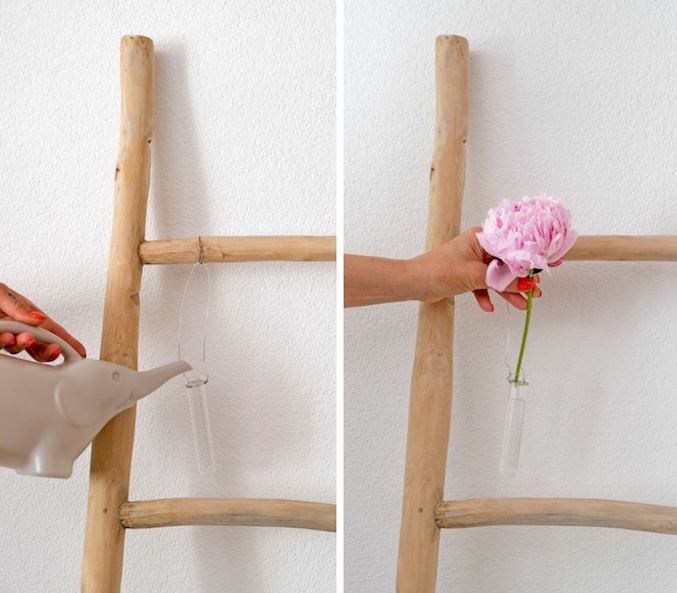echelle decorative en bois avec des fioles de fleurs suspendues, technique diy deco chambre a faire soi meme