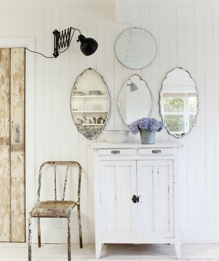 patine meuble blanc, idée de décoration shabby chic campagne, armoire patinée blanc et beige et deco de miroirs