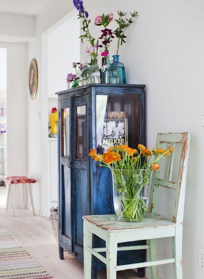 relooker armoire ancienne, repeinte en bleu marine et patiné, chaise vert menthe defraichie artificiellement, parquet clair, deco de fleurs colorées