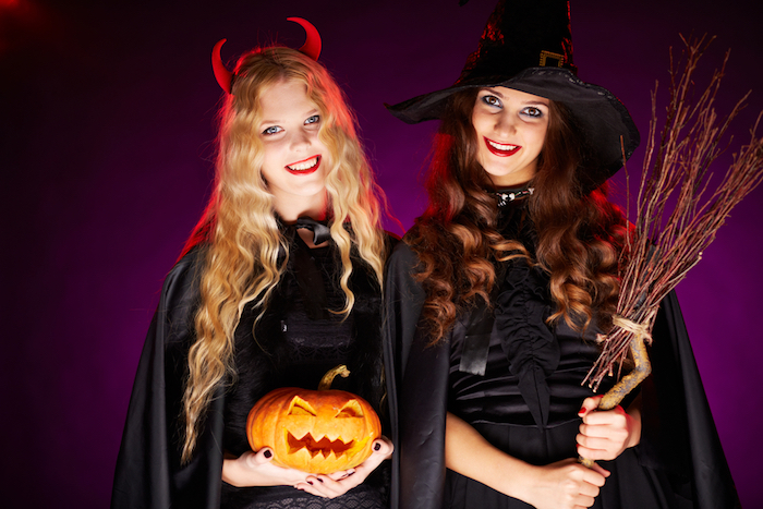 exemple de deguisement halloween pour femme, sorcière, cape et robe noire, cornes diable, citrouille lanterne, balai