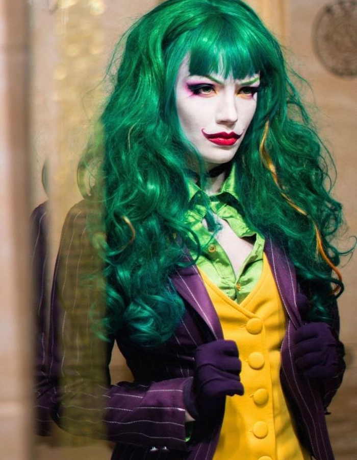 exemple de deguisement adulte original femme, joker femme, cheveux verts, veste violette, chemise verte et gilet jaune, rouge à lèvres vermeil