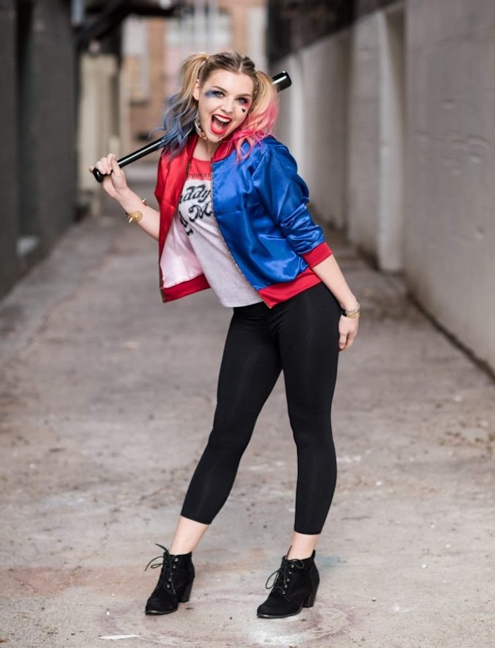 modele de déguisement halloween femme, pantalon fuseau noir, bottines, tee shirt blanc et rouge, veste bleue t rouge, cheveux ombré, massue