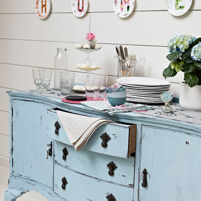 renover un meuble en bois en couleur bleu pastel, aspect usé atteint avec de la patine bois, vaisselle campagne choc et deco murale assiettes décoratives