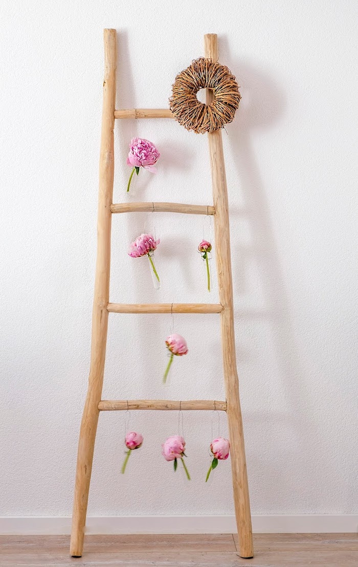 echelle bois deco rustique, projet diy pour votre chambre a coucher, fioles fleuries suspendues avec des pivoines et couronne de branches
