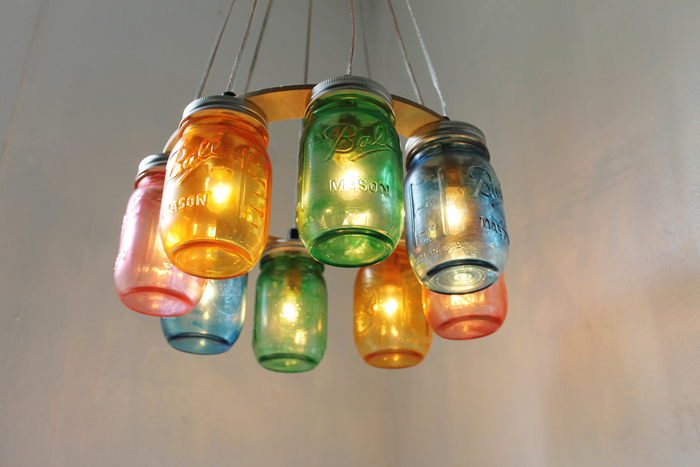 des bocaux le parfait en verre coloré transformés en jolie suspension émettant une lumière douce 
