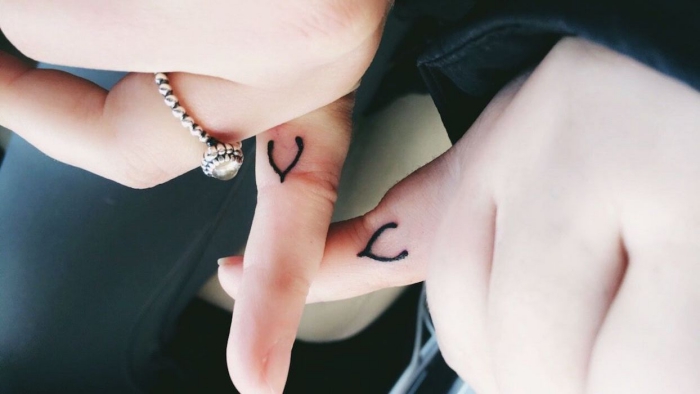 tatouage inseparable, art corporel en encre sur les doigts, tatouage minimaliste à design symbolique amitié