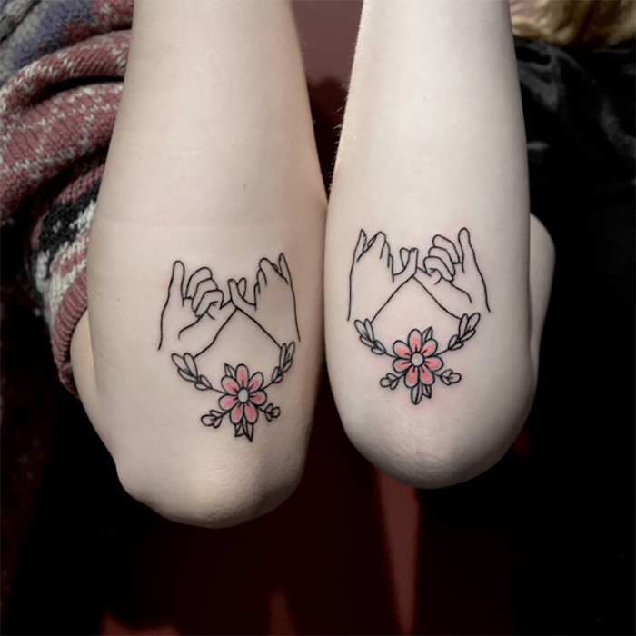 tatouage amitié, dessin symbolique sur la peau avec mains et fleurs, art corporel à partager entre meilleures amies