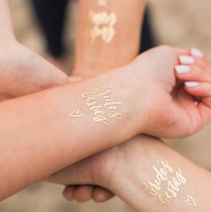 tatouage commun, tattoo temporaire à lettres dorées à design mariage, tatouage symbolique entre filles