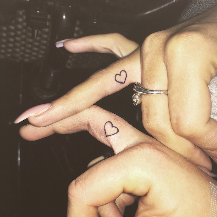 symbole de l amitié, petits coeurs en encre sur les doigts, idée tatouage pour filles meilleures amies