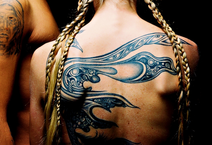 idée tatouage femme, dessin en encre sur le dos à motifs indiens, tatouage symbolique à dessin yeux