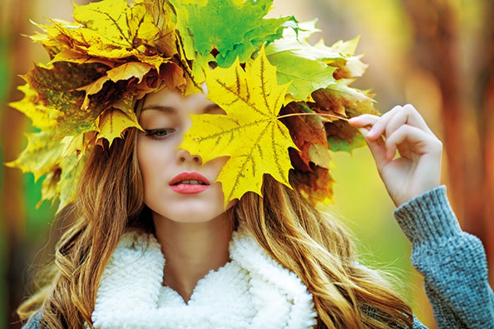 fond d'écran automne, fille photographiée avec des feuilles pendant l'automne