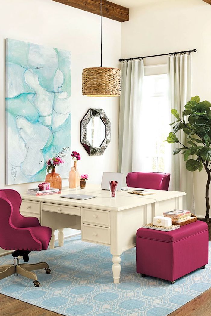 comment décorer son bureau, office aux murs blancs et plafond en bois, meubles fauteuil et tabouret en rose foncé
