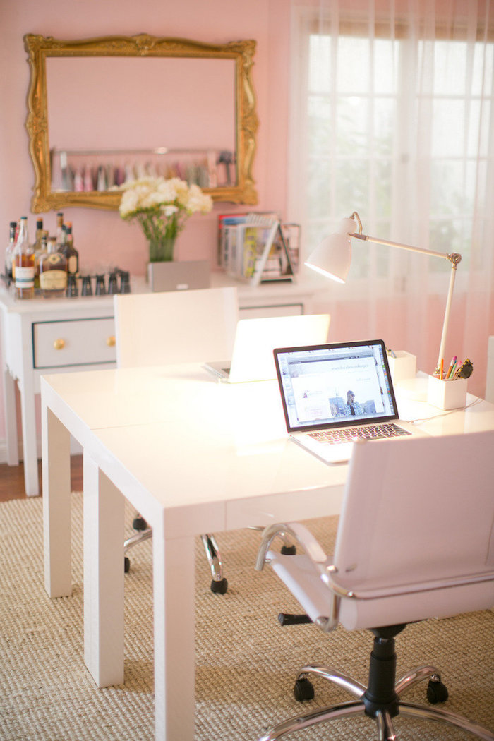 meuble bureau, voiles de fenêtres blanches et longues, espace de travail avec chaise et bureau blancs