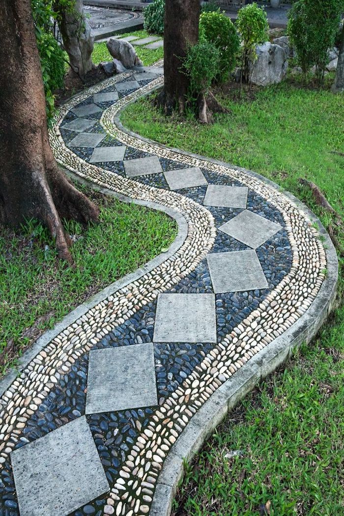 bordures jardin, construction sentier motif mosaïque avec cailloux et galets blanc et bleu