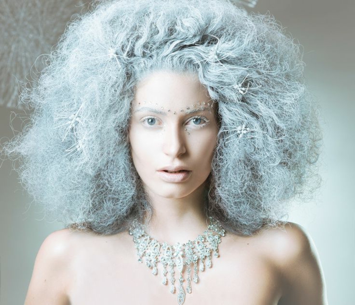 habillage reine des neiges, cheveux bleus frisés, collier subtil, strass pour visage