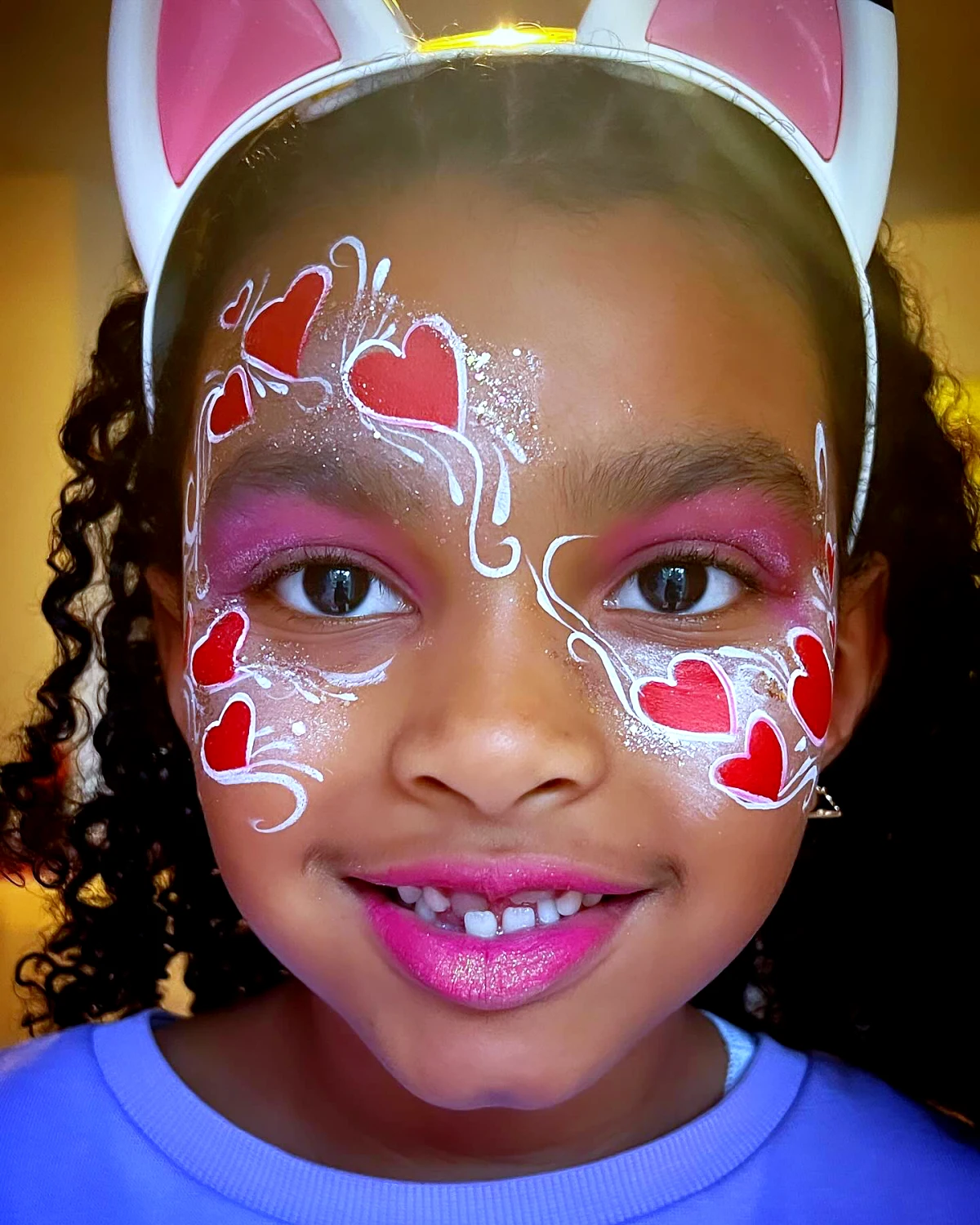 idee de maquillage petite fille avec des coeurs sur le visage pour halloween