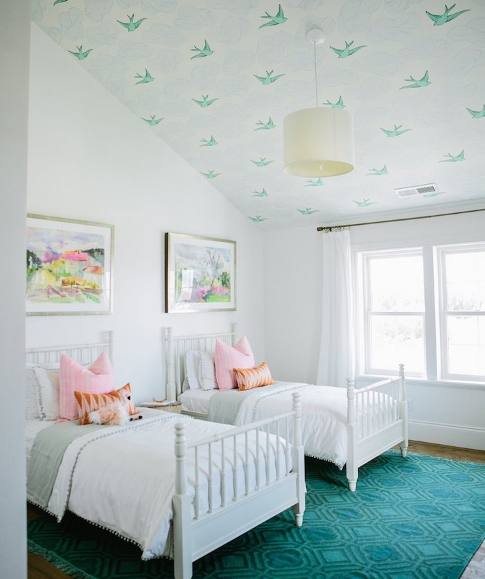 idée de tapisserie murale sur le plafond, oiseaux verts sur un fond bleu et blanc, lits blancs, tapis vert émeraude, cadre peinture coloré comme deco murale