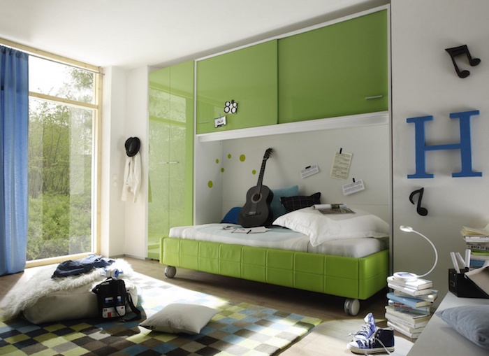 deco chambre ado garcon, plafond blanc avec meubles verts, rideaux longs et bleu, décoration note musicale en noir