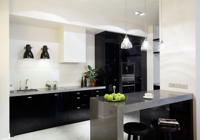 cuisine amenagee, cuisine en longueur avec meubles noirs et comptoir gris, petit ilot central en gris anthracite
