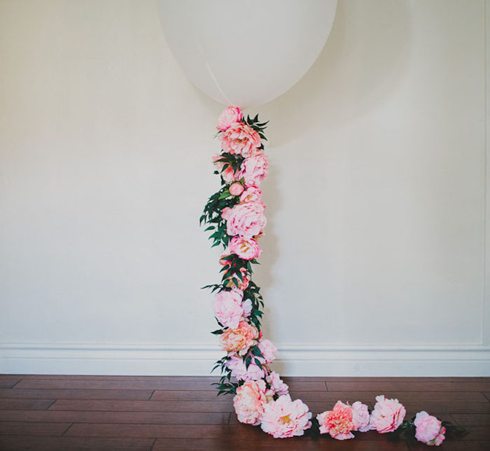deco mariage champetre, un ballon blanc avec guirlande florale, queue de branches de feuilles et pivoines rose