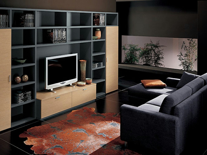 idee deco salon cocooning, meuble de tv en couleur claire, étagère murale noire, canapé d'angle gris