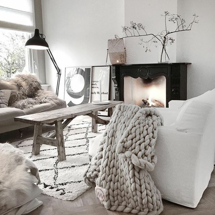 idee deco salon cocooning, salon gris et blanc style scandinave, plaid tricoté gris, cheminée décorative