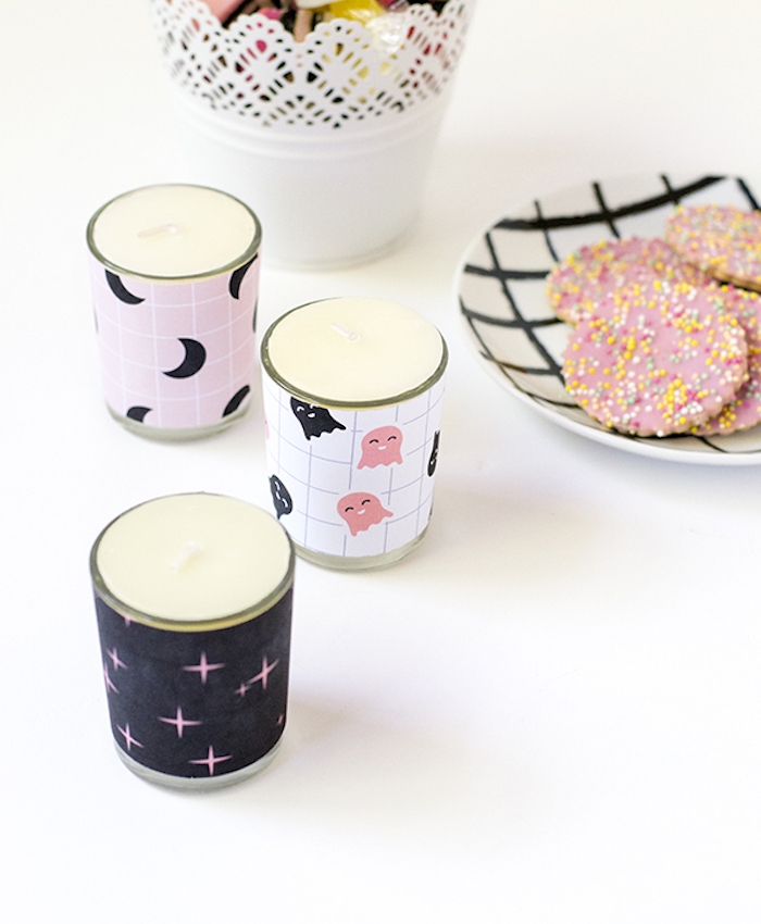 comment faire des bougies customisées, petit pot en verre décoré de papier à motifs halloween, activite manuelle originale