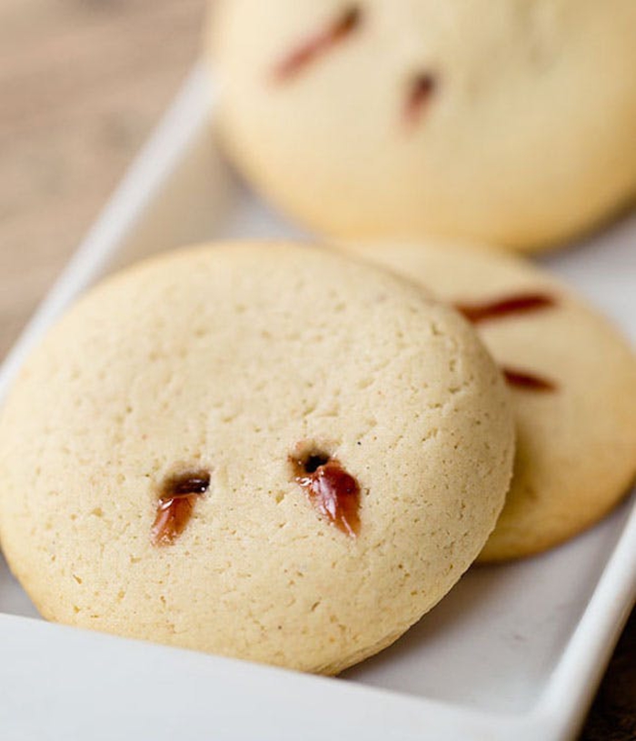 des biscuits vampire au caramel avec des marques de morsure, idée originale pour organiser un apero halloween d horreur