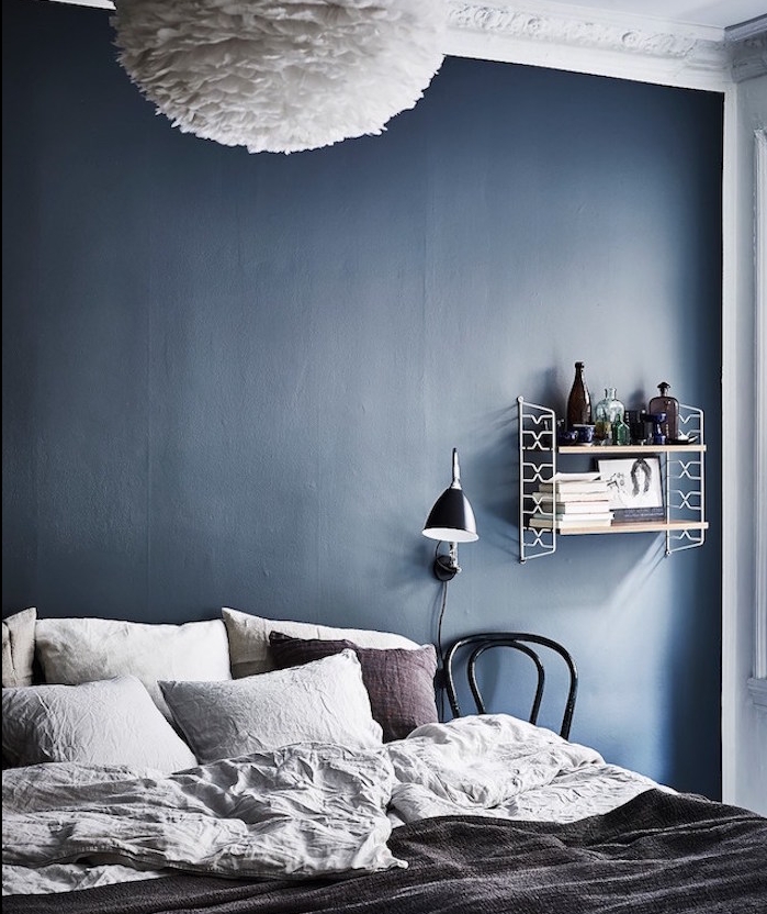 deco chambre adulte en bleu marine comme couleur peinture mur, linge de lit gris, etagere design vintage, suspension blanche