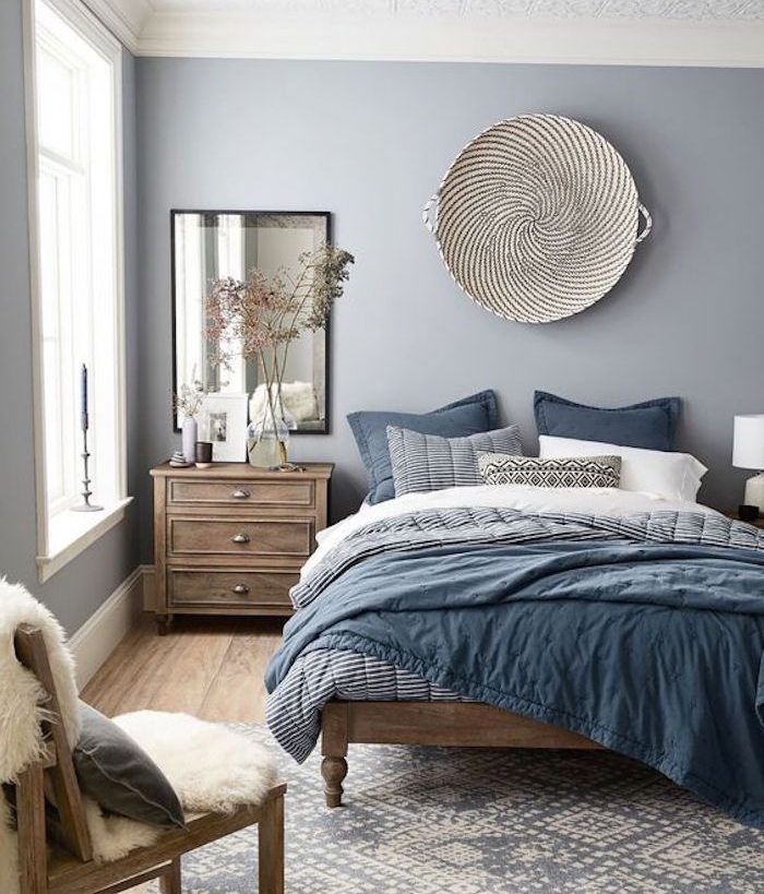 comment décorer sa chambre, mur couleur grise, linge de lit bleu blanc et noir, commode bois vintage, tapis gris et blanc, chaise retro, deco murale orientale