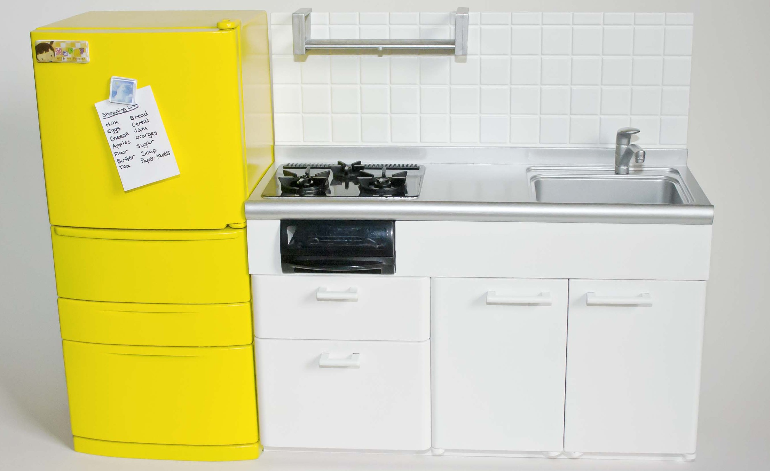comment repeindre un frigo, electromenager, idée de cuisine blanche épurée avec un accent jaune