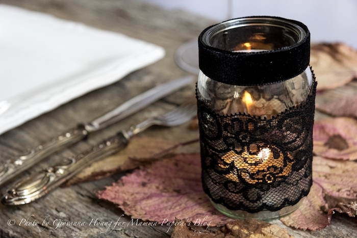 activité manuelle halloween avec un pot en verre, décoré de dentelle noire, deco table de feuilles mortes et couverts vintage