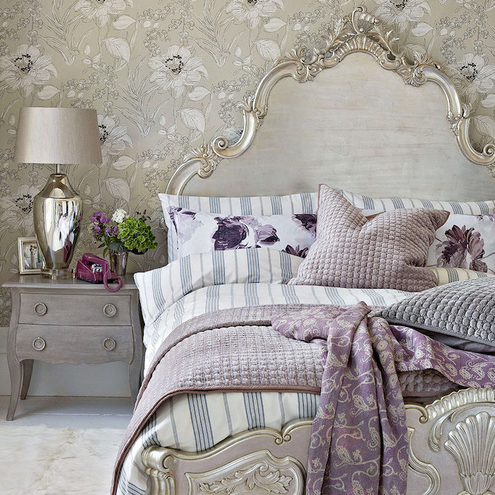 comment amenager une chambre baroque, lit baroque, meuble peint en gris à aspect usé, linge de lit blanc, gris et violet, papier peint blanc et gris à imprimé floral
