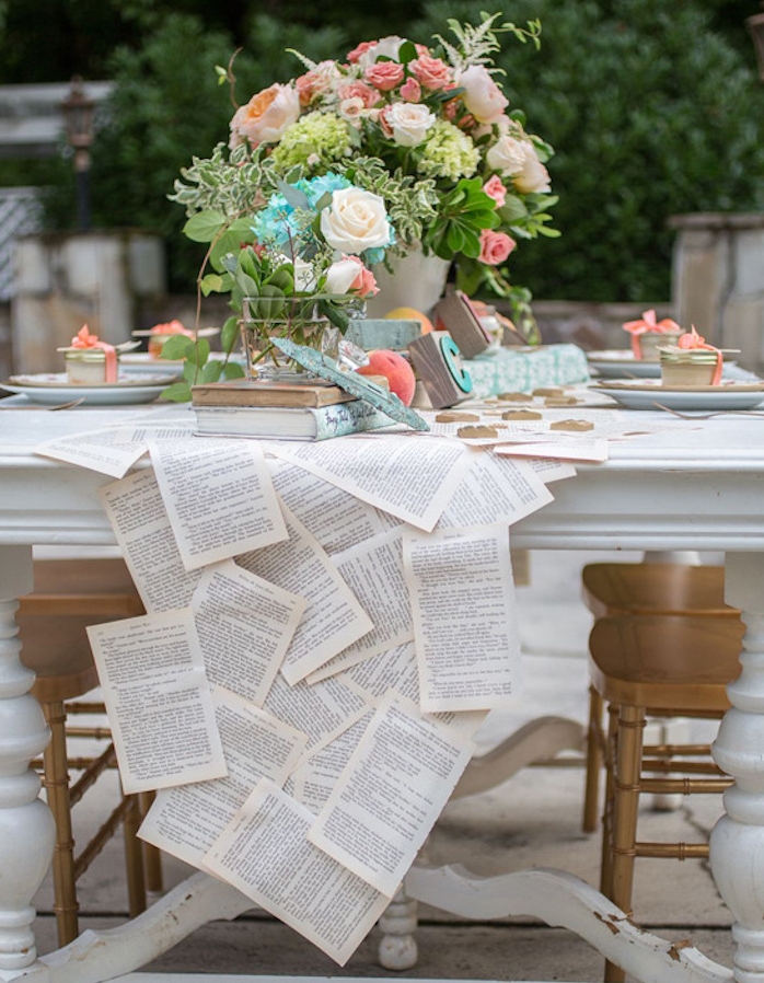idée de chemin de table en pages de livre, centre de table vase avec des fleurs, ambiance élégante, deco mariage vintage