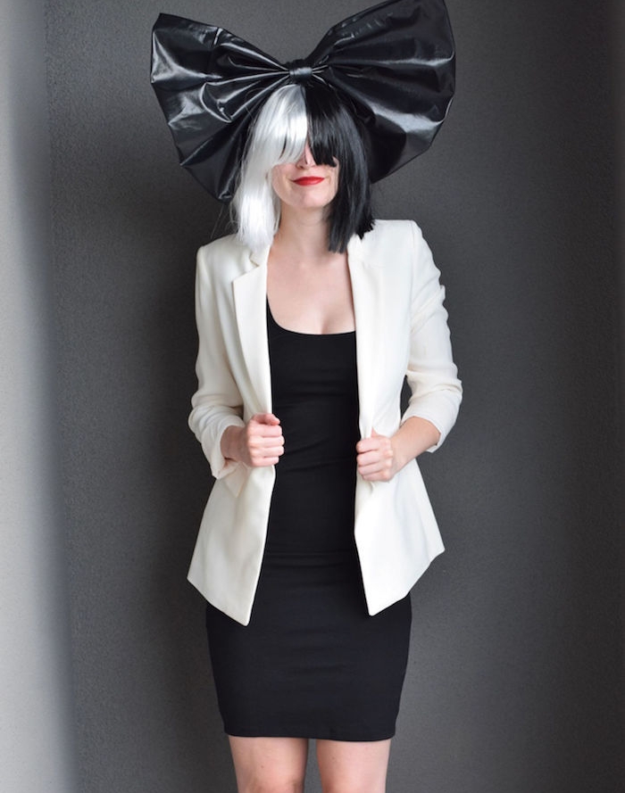 idée de deguisement femme original, la chanteuse sia, robe noire, veste blanche, perruque noir et blanc et grand ruban